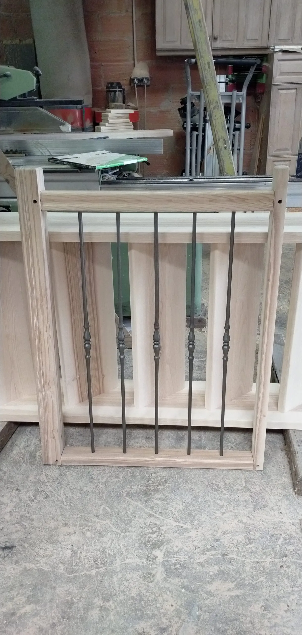 Panneau de garde-corps en bois clair avec cinq barreaux métalliques