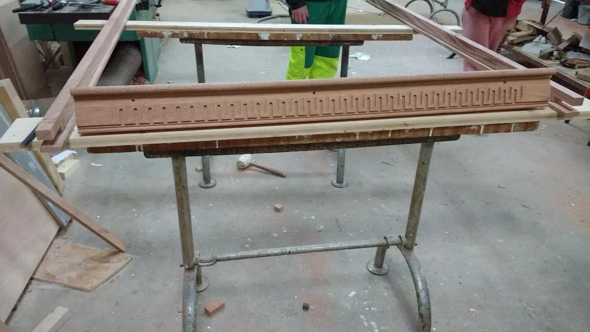 Cadre décoré d’une porte d’entrée cintrée en cours de fabrication dans l’atelier