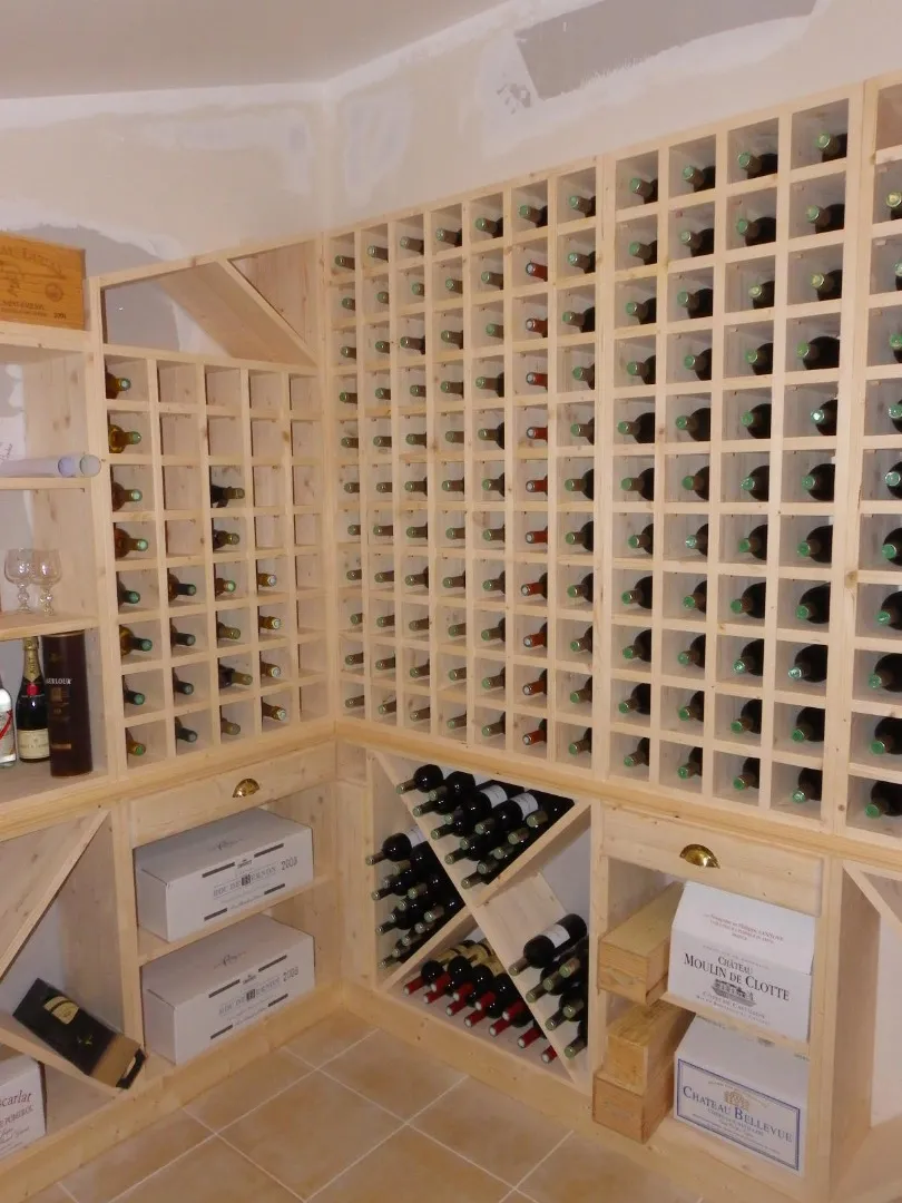 Cave à vin en bois fabriquée sur mesure avec casiers et rangements