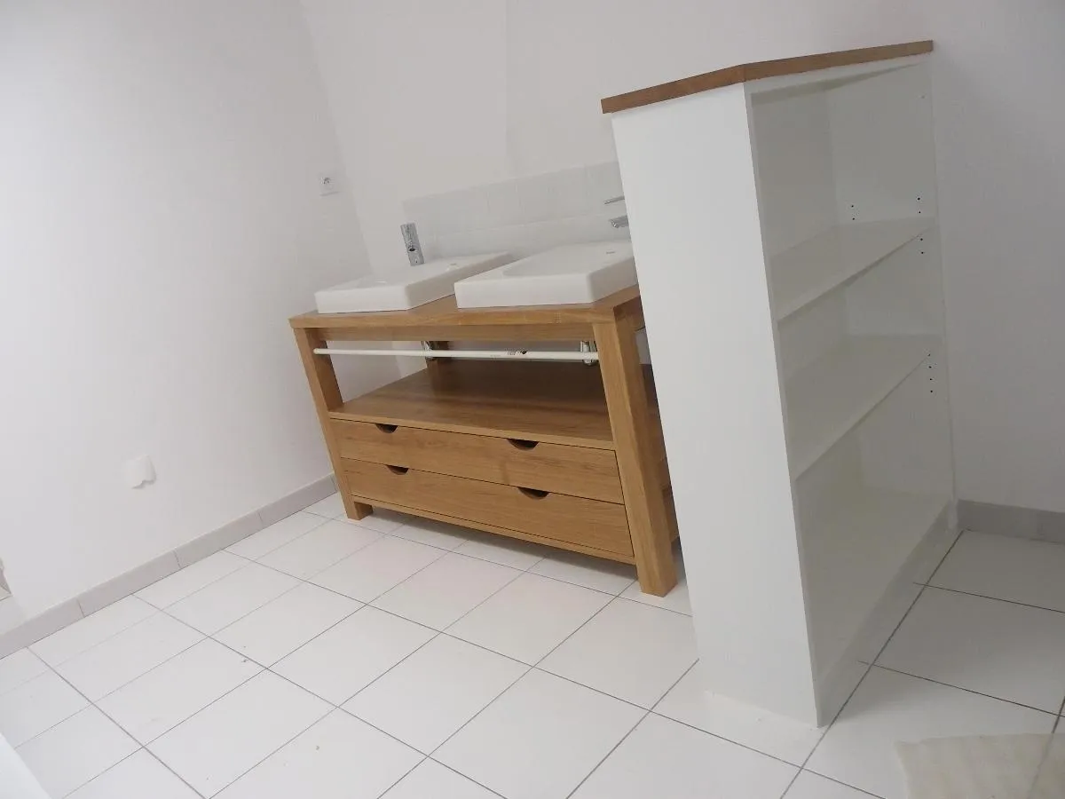 Meuble vasque en bois avec rangements conçu pour une salle de bains