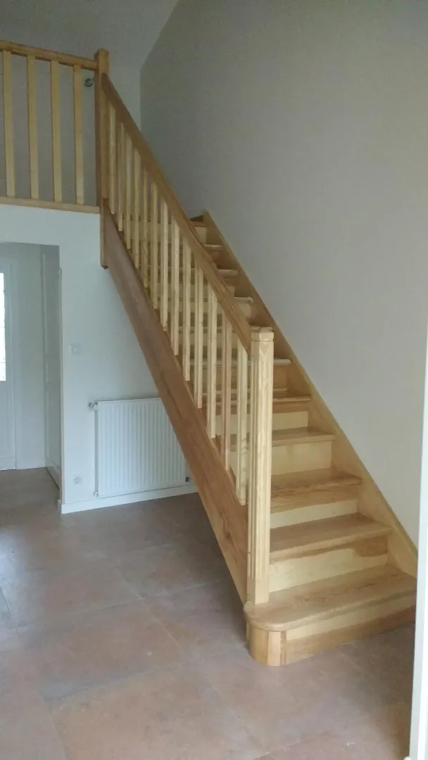 Escalier droit en bois avec garde-corps à barreaux verticaux